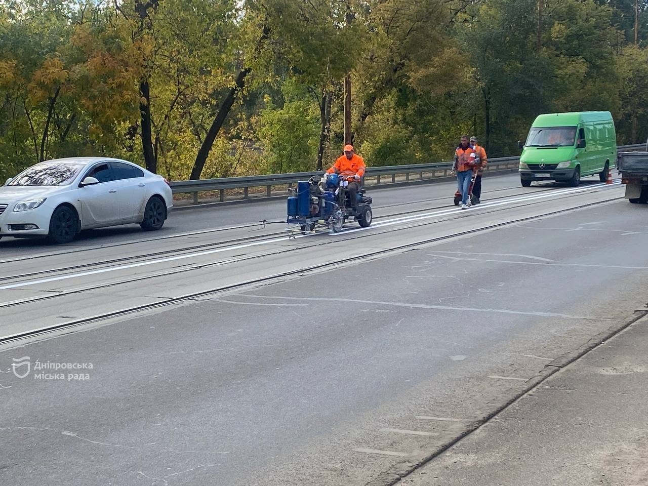 Дозволить зменшити кількість аварій. У Дніпрі на Амурському мосту нанесли дорожню розмітку та встановили нові дорожні знаки