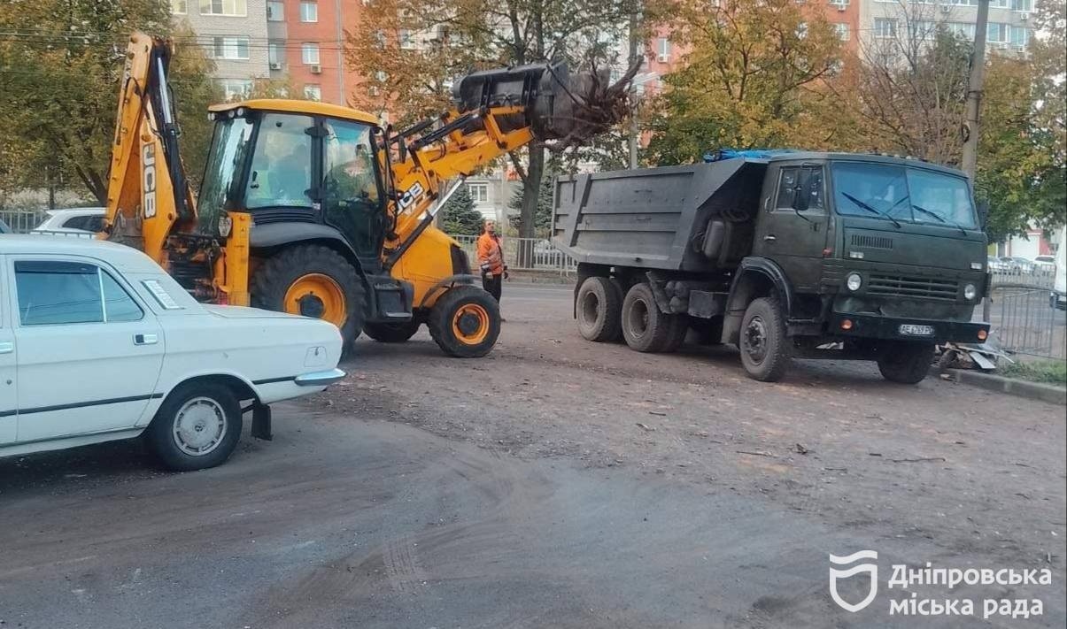 410 тонн сміття вивезли комунальники Дніпра, прибираючи локації після ворожої атаки вночі проти 26 жовтня