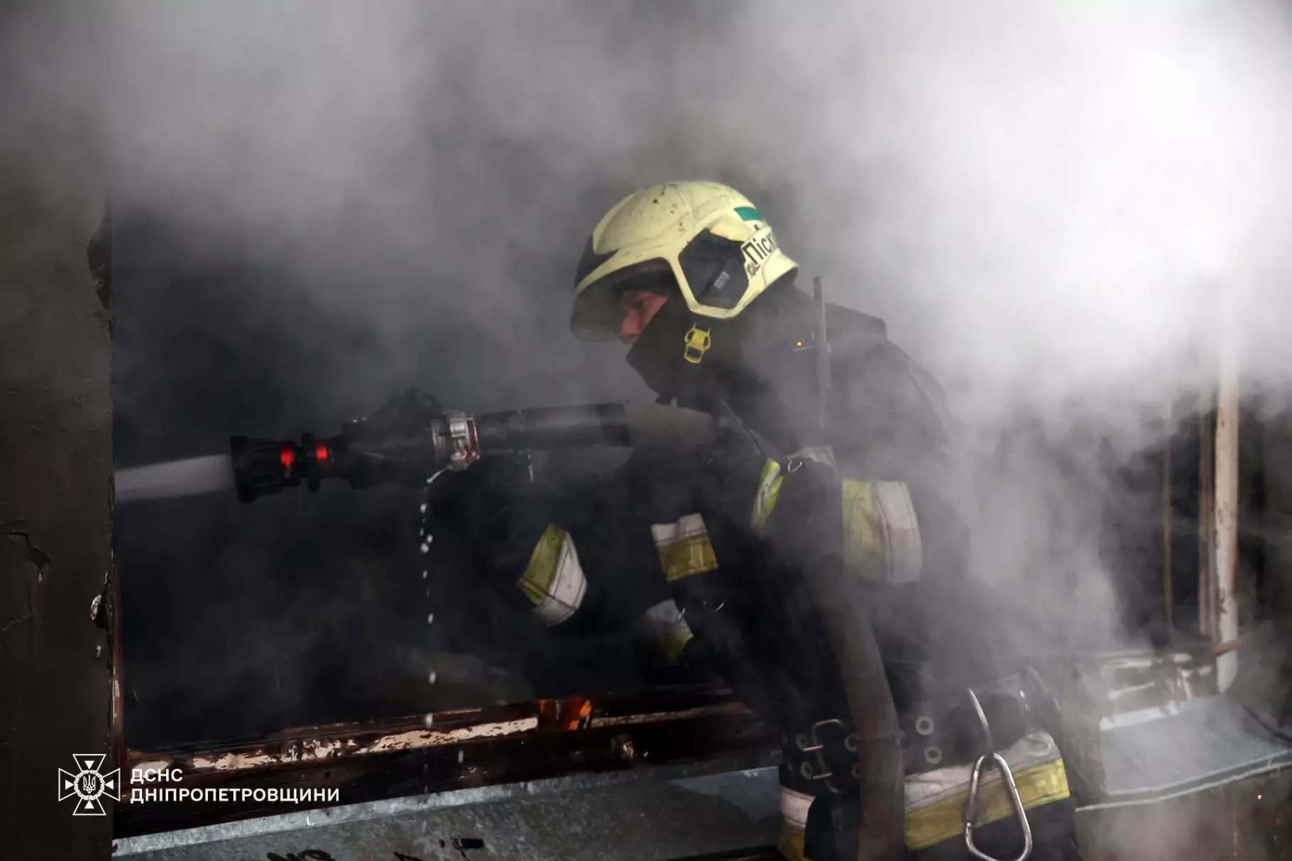 Пожежа в Дніпрі: рятувальники врятували чоловіка, ліквідовано загоряння на підприємстві