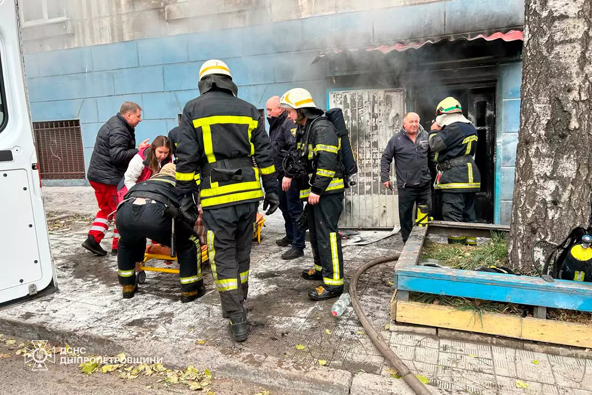 У Кам’янському горів автомагазин: вогнеборці врятували чоловіка