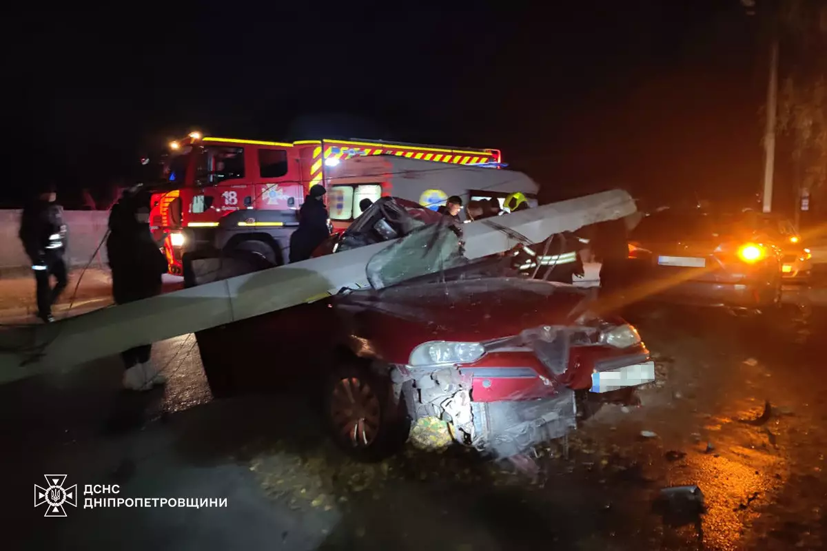 Уночі в Дніпрі жінка потрапила в ДТП, внаслідок чого була заблокована в автомобілі