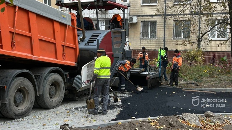 «Ми дуже довго цього чекали, тепер комфортніше стало ходити», — дніпрянка про комплексний ремонт внутрішньоквартальних доріг на ж/м Калинівський