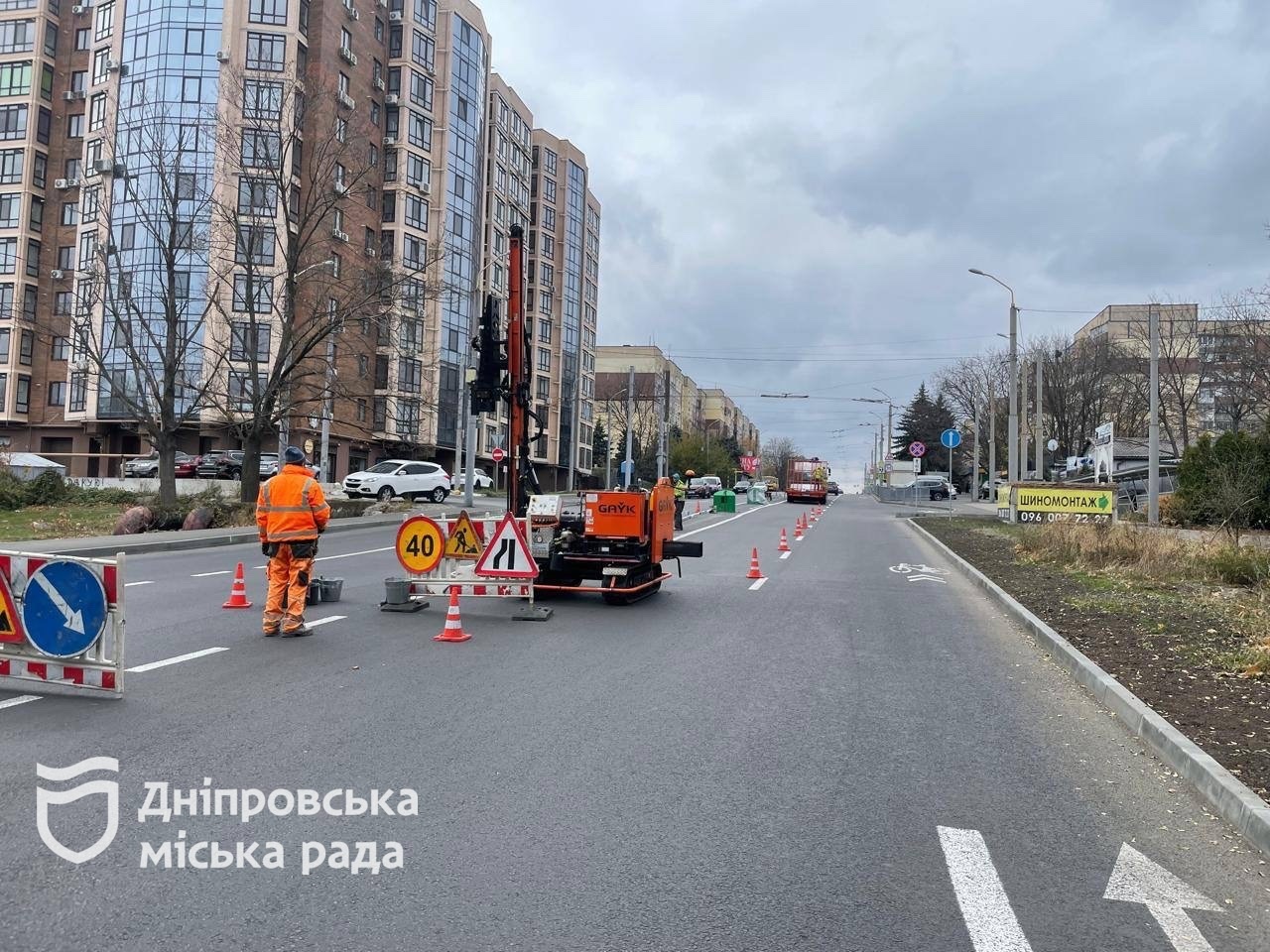 Безпека на дорогах: у Дніпрі на житловому масиві Сокіл встановлюють колесовідбійний брус