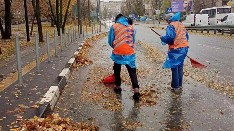 Комунальники Дніпра продовжують ліквідовувати наслідки негоди, яка накрила місто 21 листопада