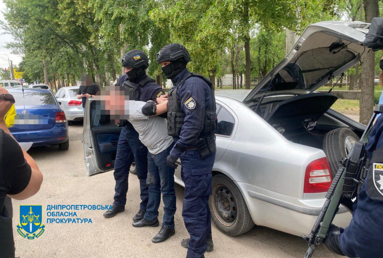 У Кривому Розі двоє місцевих вимагали у підприємця 3 тис. доларів неіснуючого боргу