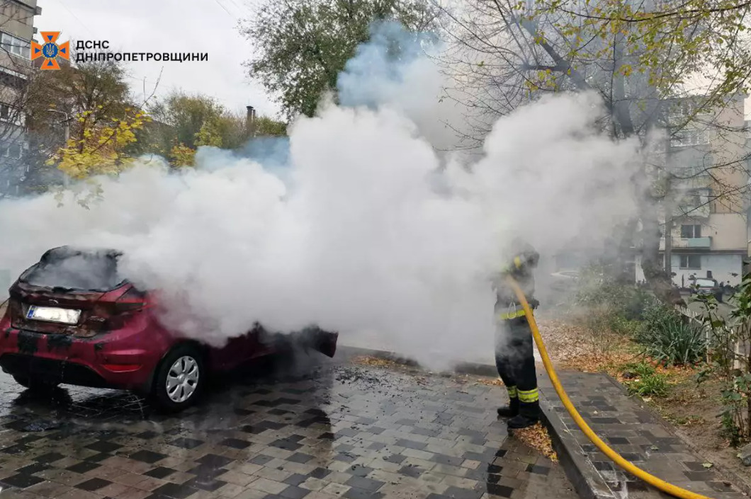 У Дніпрі вогнеборці ліквідували займання легкового автомобіля