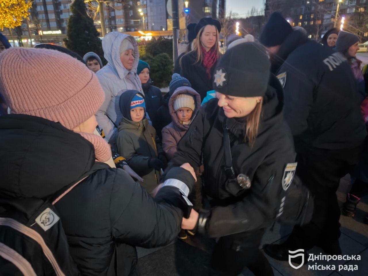 Безпека на дорогах: у Дніпрі дітям та батькам нагадали про необхідність мати світловідбивні елементи на одязі