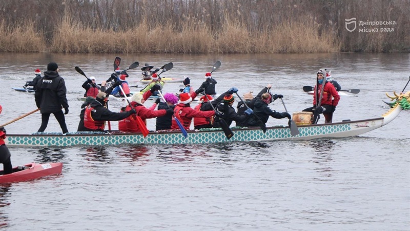 Різдвяний заплив у Дніпрі: святкова магія на воді зібрала професіоналів і аматорів