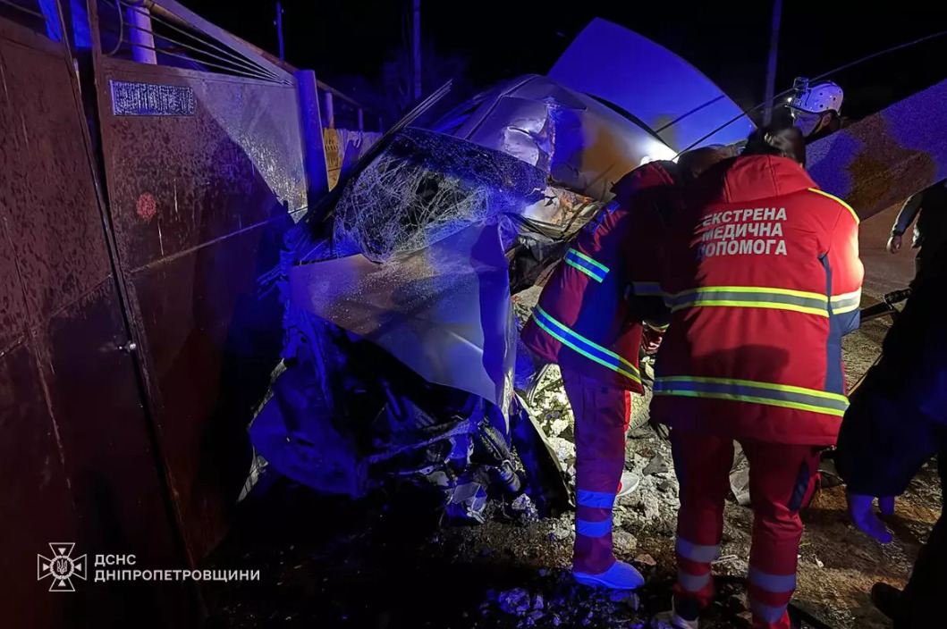 Жорстка ДТП у Дніпрі: рятувальники витягли водія із понівеченого Daewoo