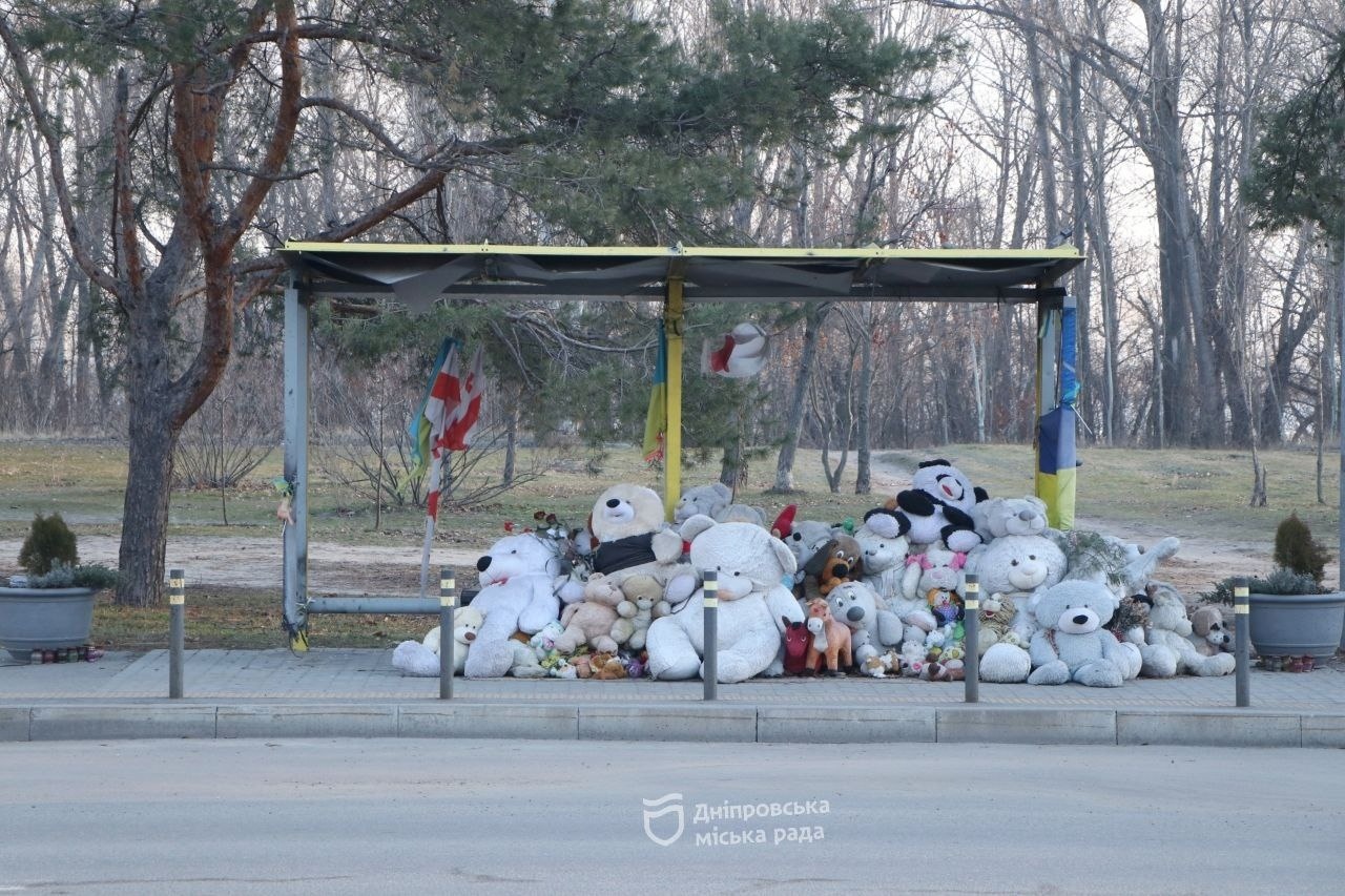 Другі роковини трагедії на ж/м Перемога. Дніпро вшановує пам’ять загиблих