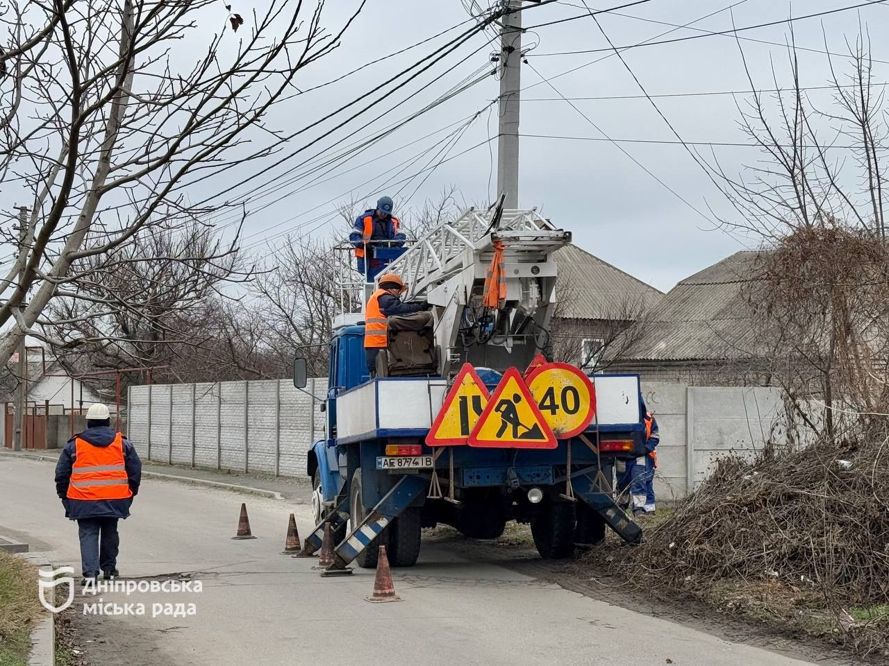 «Це дуже добре, що нам роблять зовнішнє освітлення. Передусім – це безпека і комфорт», — місцева мешканка про модернізацію освітлення у Дніпрі