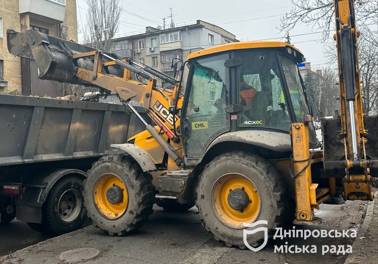 У Дніпрі продовжують очищати місто від великогабаритного сміття