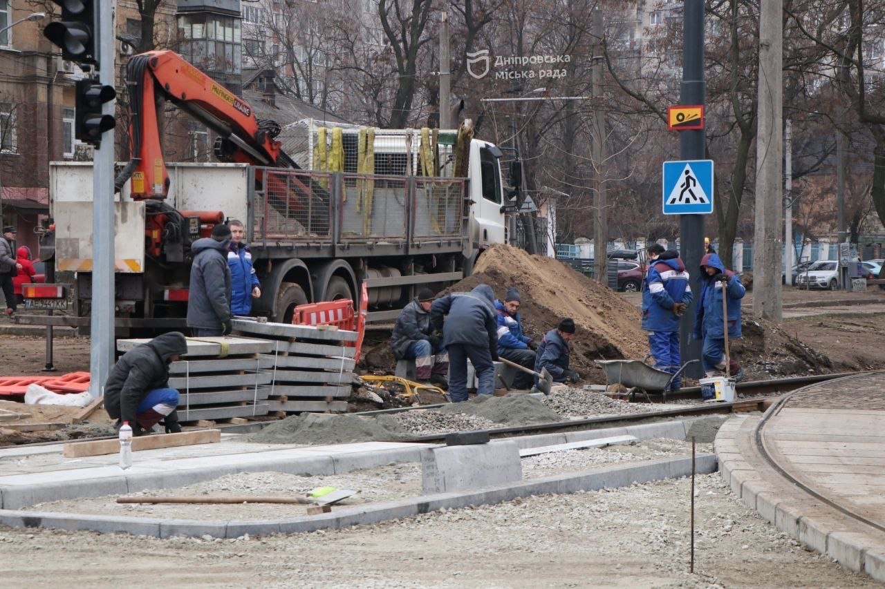 На перехресті проспекту Лесі Українки та бульвару Батальйону Дніпро триває ремонт трамвайної колії. У міськраді пояснили причини затримки завершення робіт