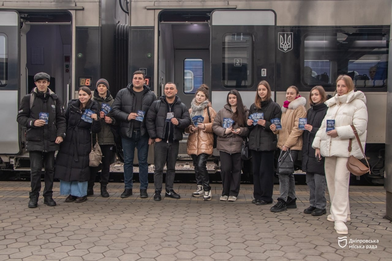 Молодь Дніпра на залізничному вокзалі провела символічну акцію до Дня пам’яті Героїв Крут