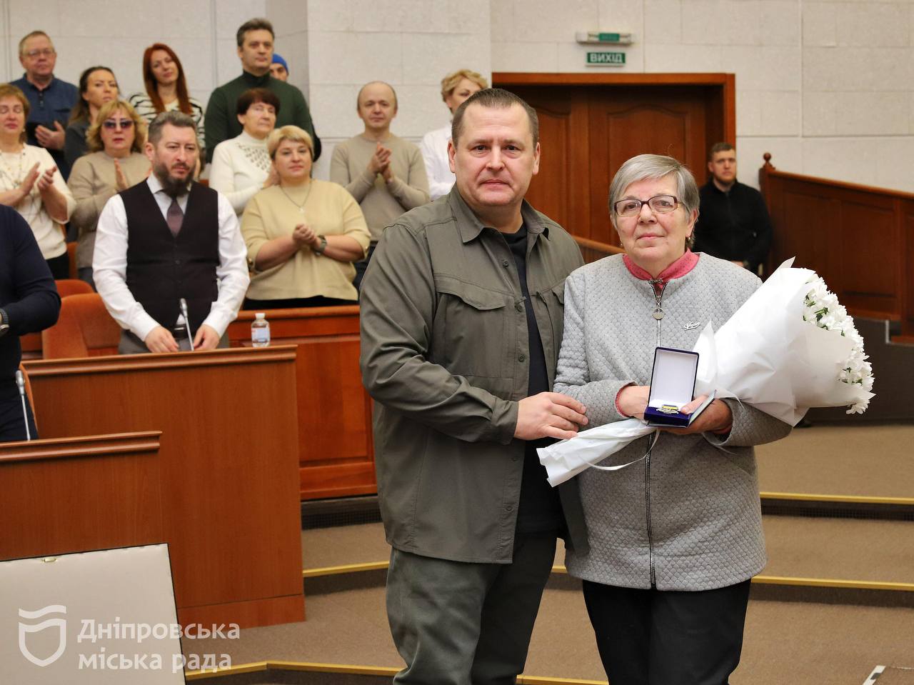 Подяка від усіх містян. У Дніпрі під час сесії традиційно нагородили медичних працівників