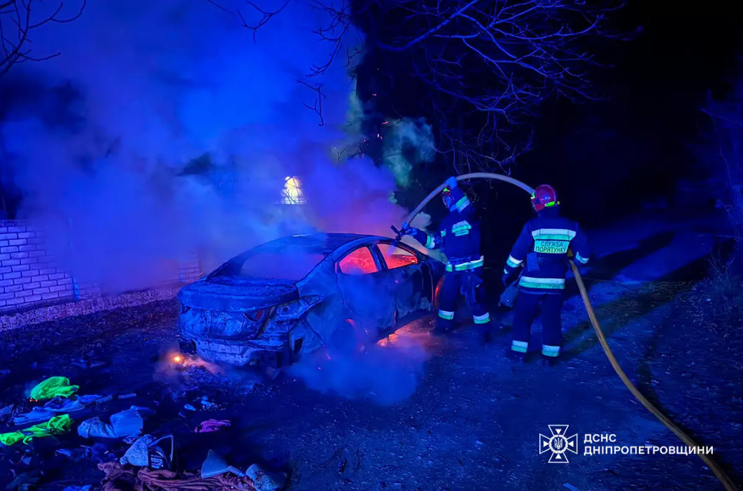 Вогнеборці Дніпра загасили палаючий легковий автомобіль у Чечелівському районі