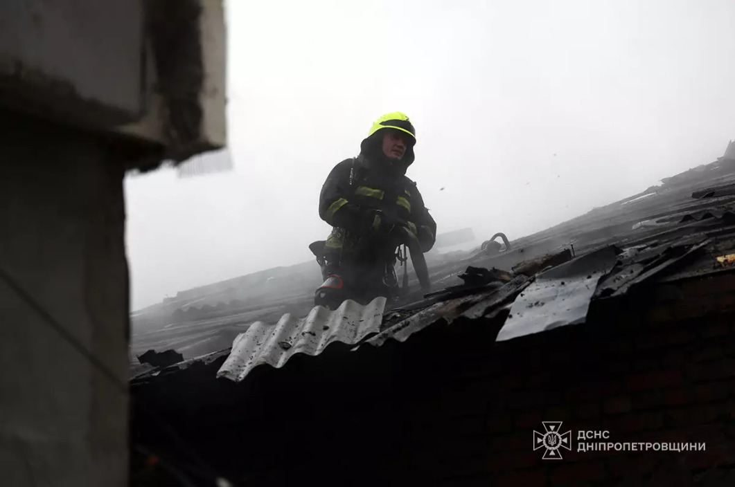 У Дніпрі сталася пожежа у двоповерховому будинку: постраждав власник квартири