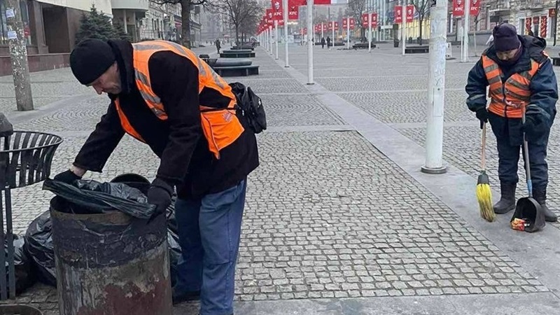 Поки містяни відпочивають, комунальники Дніпра вже працюють