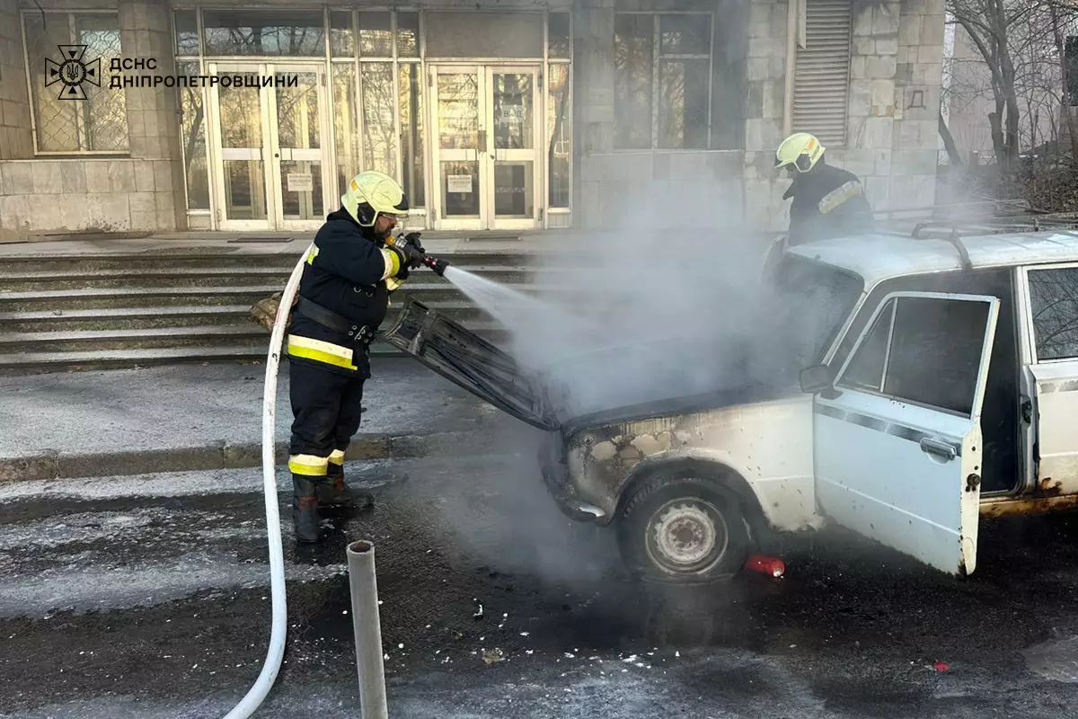 У Дніпрі загорівся автомобіль: пожежу ліквідували