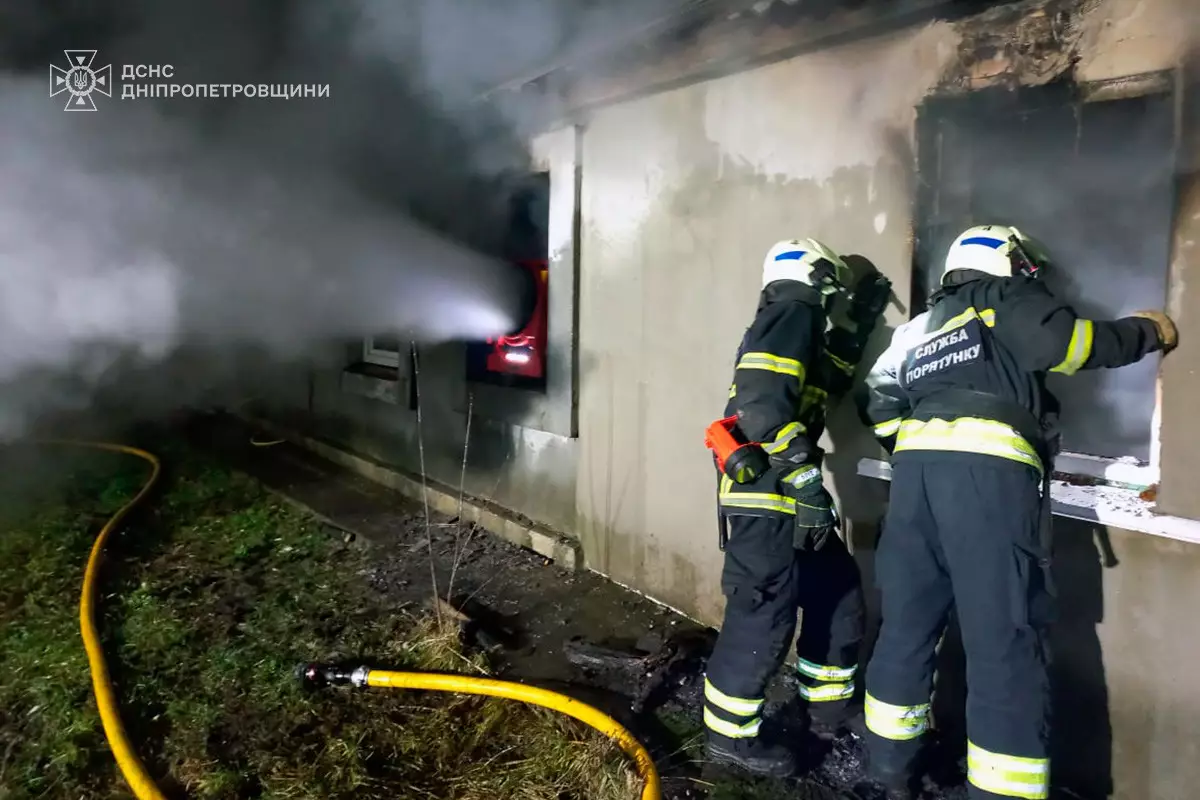 Пожежа в Дніпрі: вогонь охопив будинок на Привокзальній