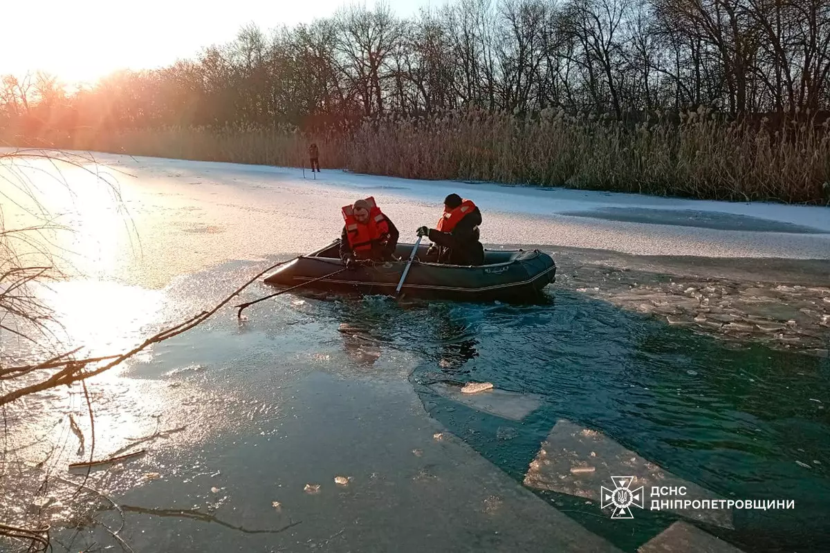 Двоє чоловіків провалилися під кригу в Синельниківському районі Дніпропетровщини: один загинув