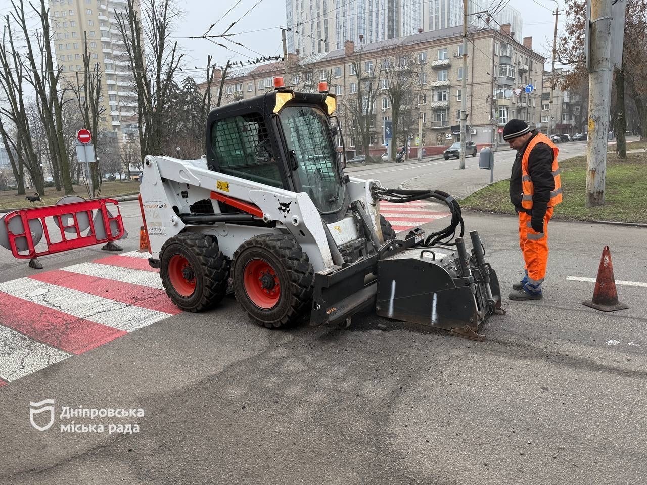 У Дніпрі для безаварійного проїзду ямковість на дорогах усувають холодним асфальтуванням. Технологію використовують вже 5 років