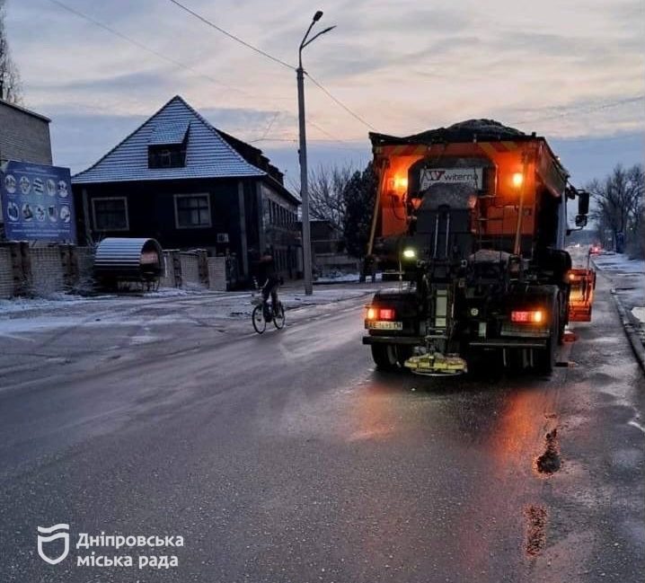 Комунальники Дніпра працювали впродовж ночі, щоб містяни безперешкодно дісталися місць призначення