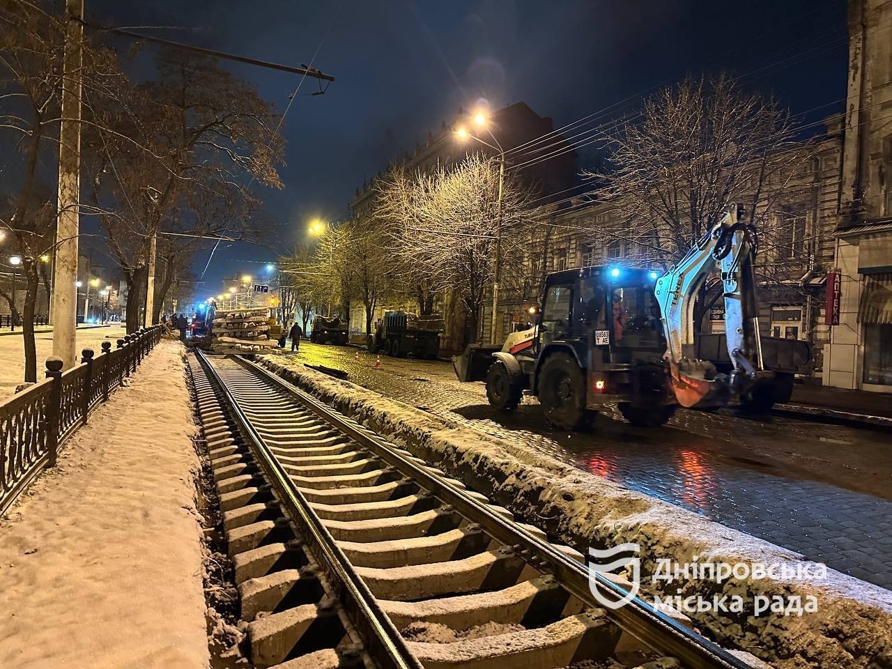 Для безпеки дніпрян: у Дніпрі розпочали ремонт колій найпопулярнішого трамвайного маршруту №1