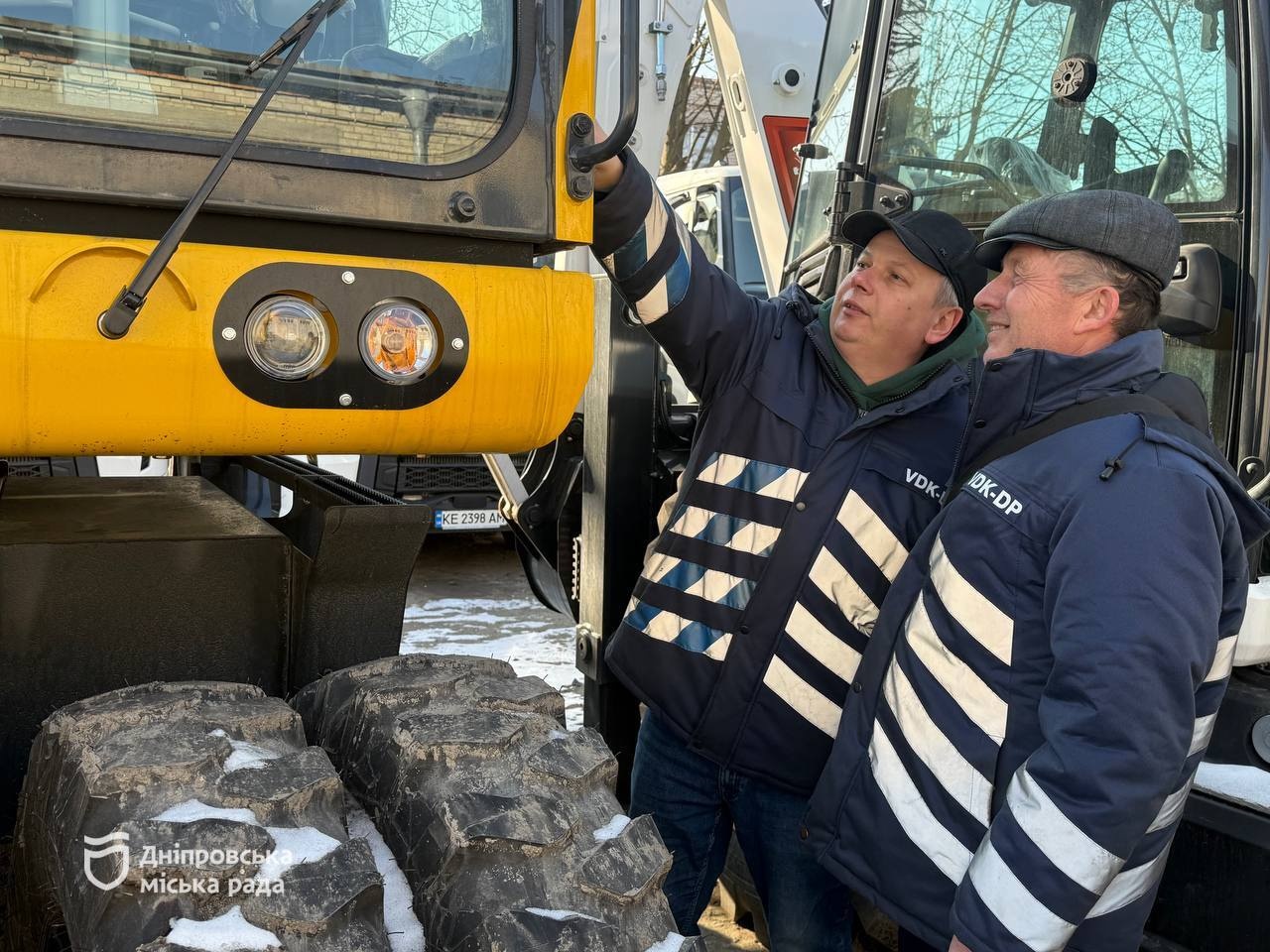 Дніпро отримав чергову допомогу від Японії. Цього разу новий екскаватор для «Дніпроводоканалу»