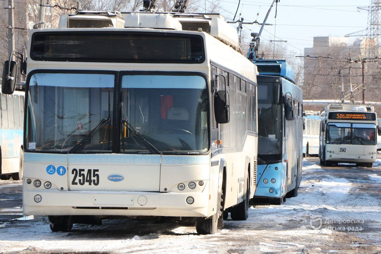 Дніпро безкоштовно навчить та дасть роботу: школа водіїв електротранспорту запрошує майбутніх кермувальників тролейбусів і трамваїв