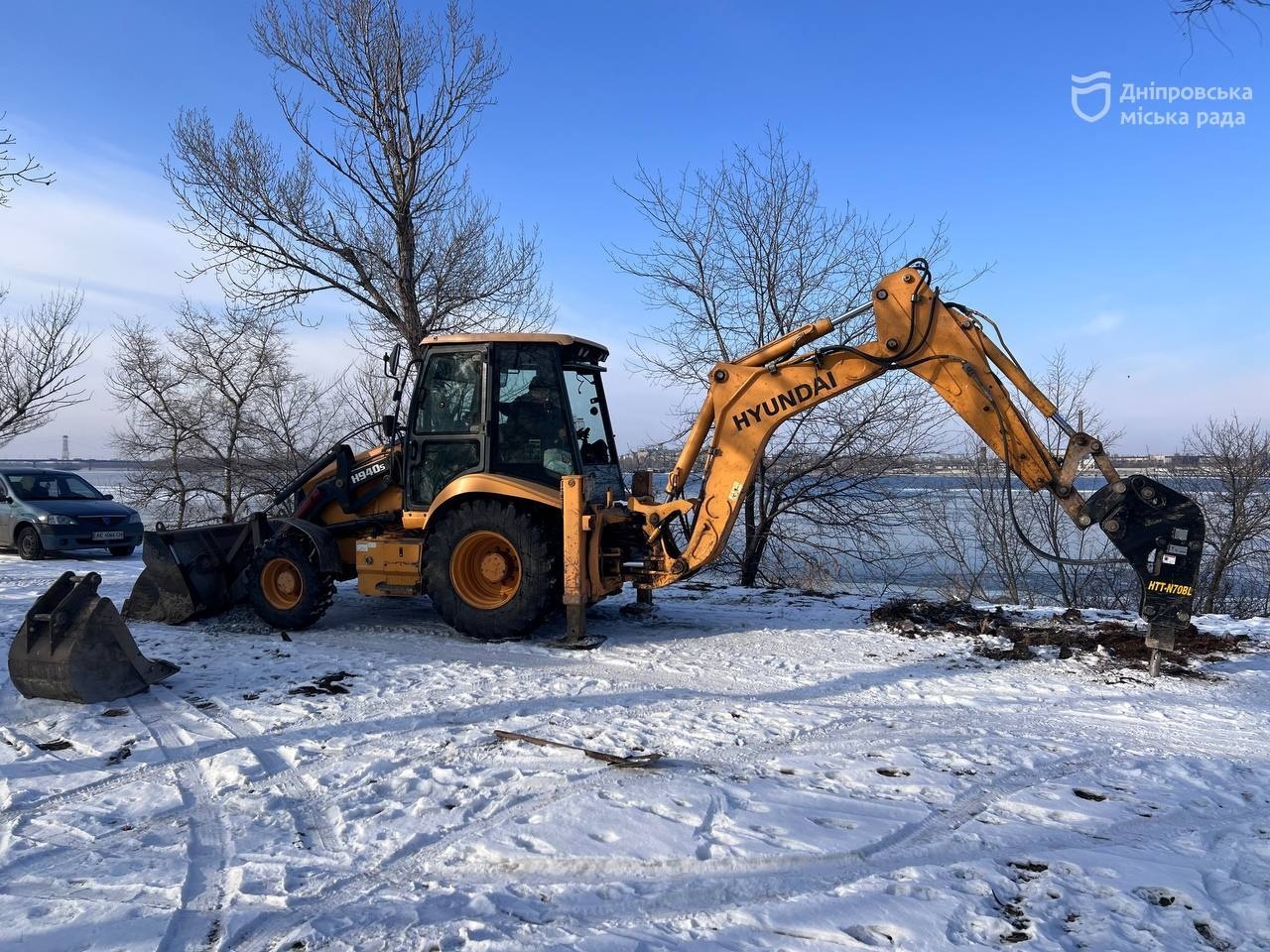 Комунальні служби Дніпра безупинно працюють над ліквідацією пошкоджень водоводу: відновлення постачання очікується до кінця дня