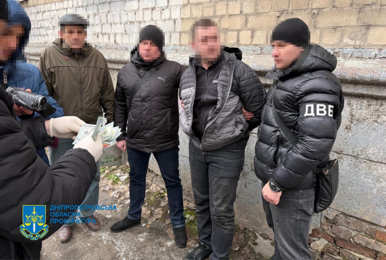 У Дніпрі викрили поліцейського, який за хабар допоміг призовнику зникнути з бази військкомату