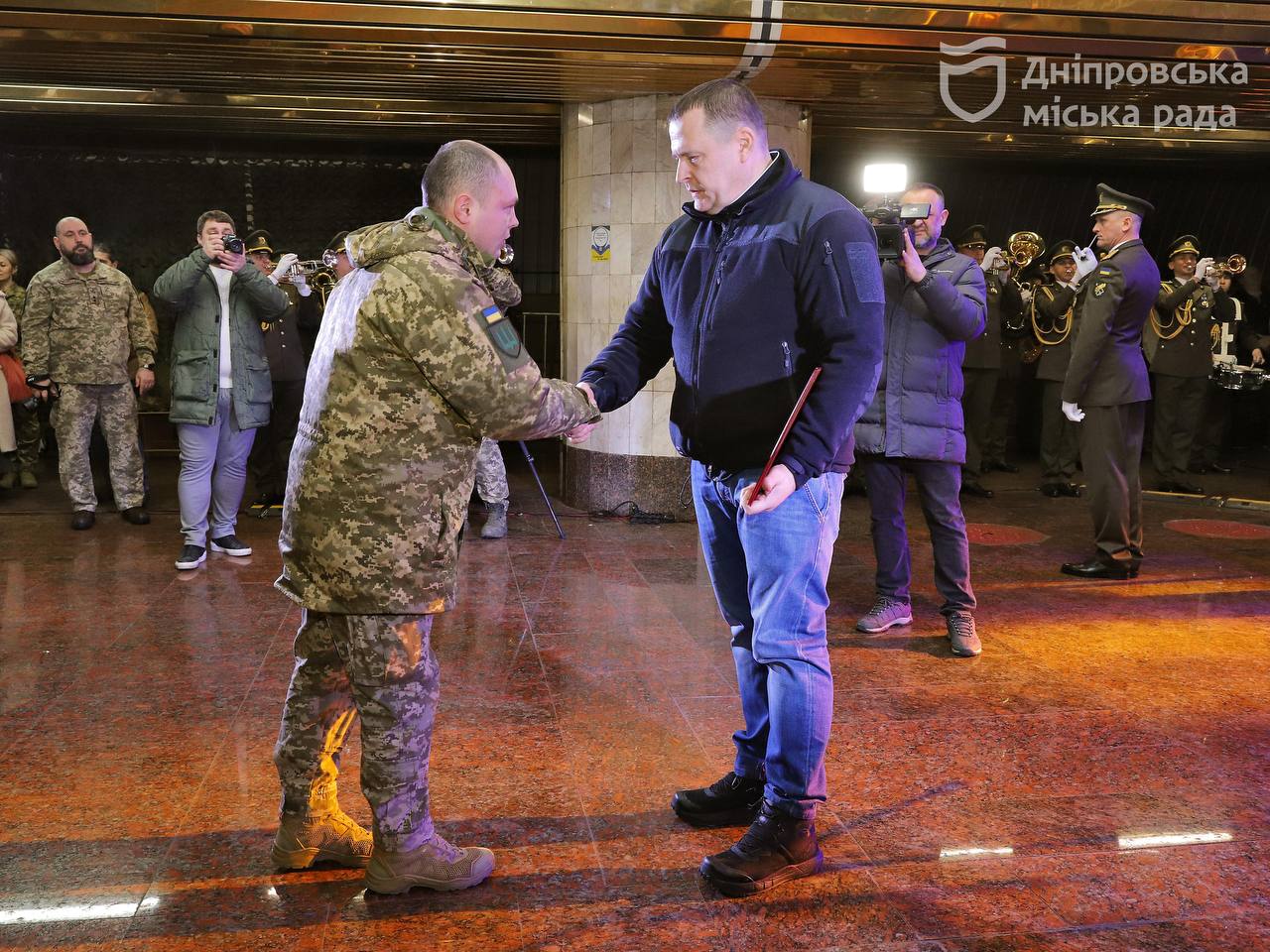 Керівник ДніпроОВА Лисак та мер Філатов вручили відзнаки військовим Державної спеціальної служби транспорту