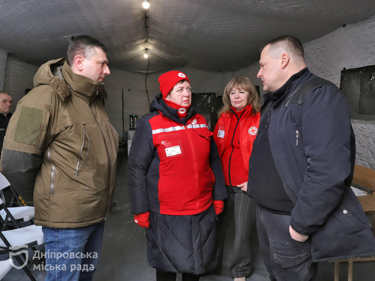 «Наш Придніпровськ не покинутий. Усі піклуються». Мешканці житломасиву, де через обстріли рф у тепловиробника сталася аварія, отримують необхідну підтримку