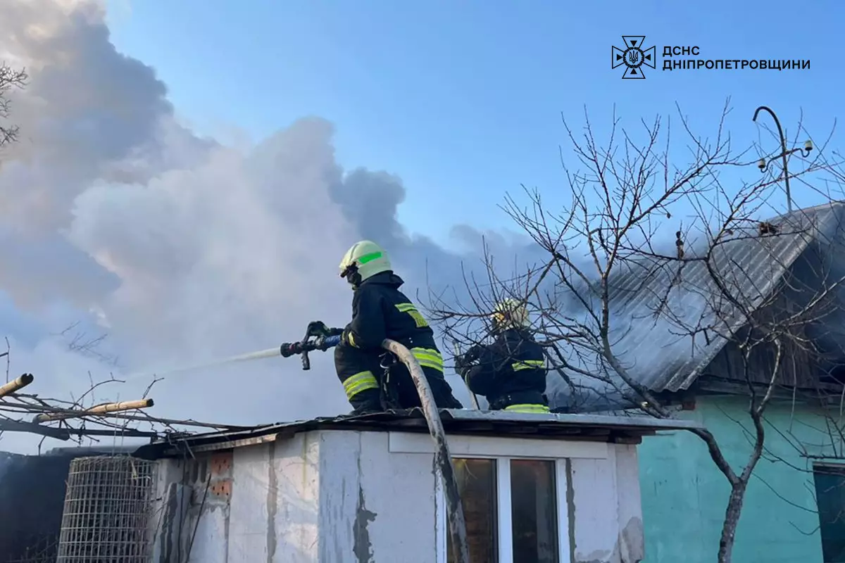 У Дніпрі сталося займання на території приватного домоволодіння