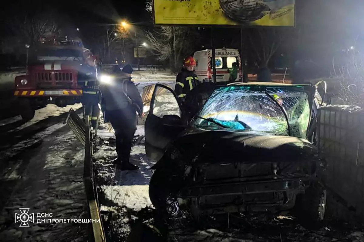 У Жовтих Водах водія затисло в авто після ДТП із залізобетонною конструкцією