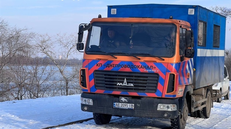 Комунальники Дніпра працювали всю ніч, щоб відновити водопостачання. Роботи тривають