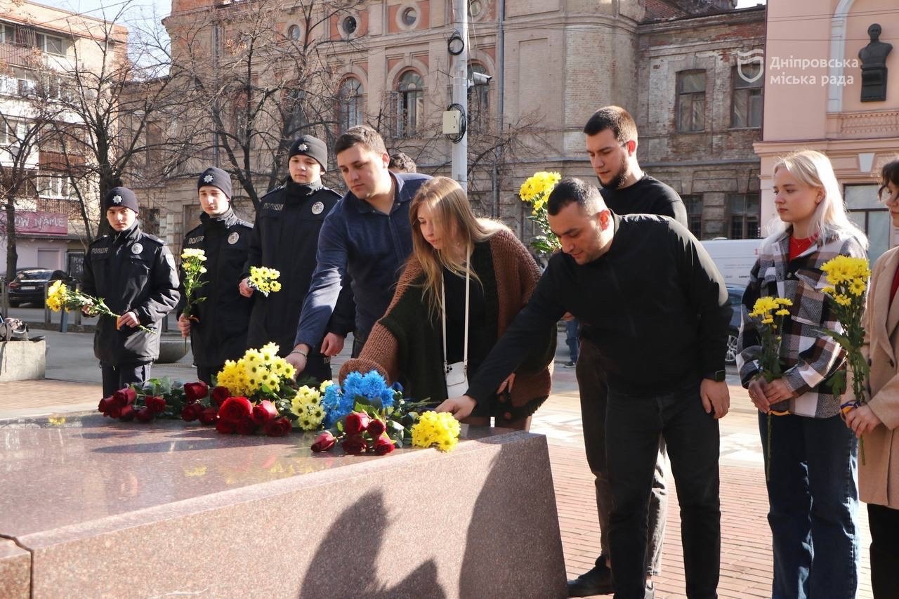 Свято Кобзаря: Дніпро відзначив 211-ту річницю дня народження Тараса Шевченка