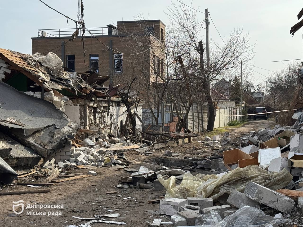 Дніпро оговтується після нічної ворожої атаки. Куди звертатися мешканцям постраждалих будинків