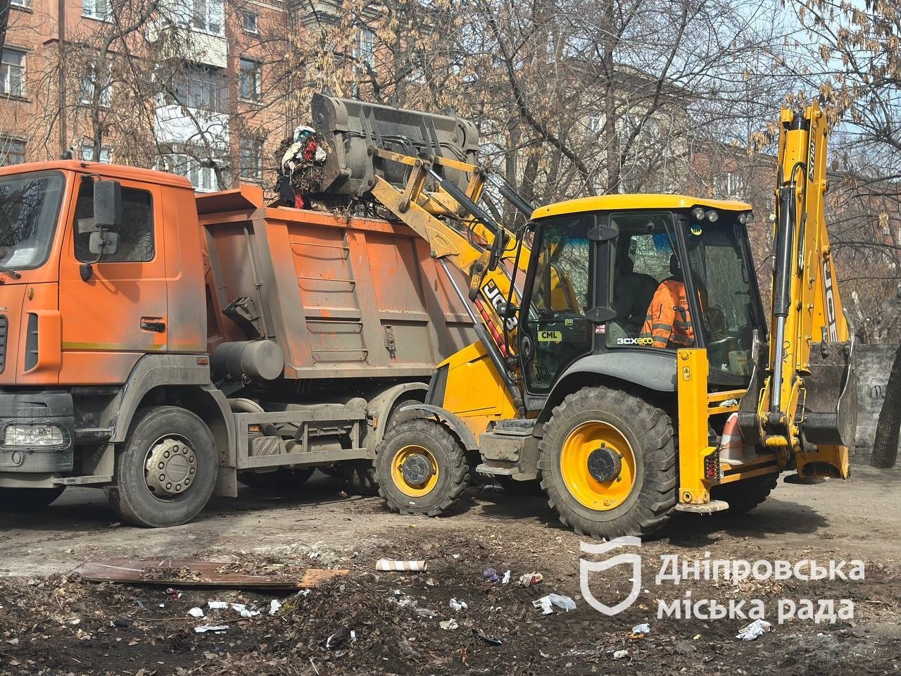 Дніпро продовжує боротьбу зі стихійними звалищами