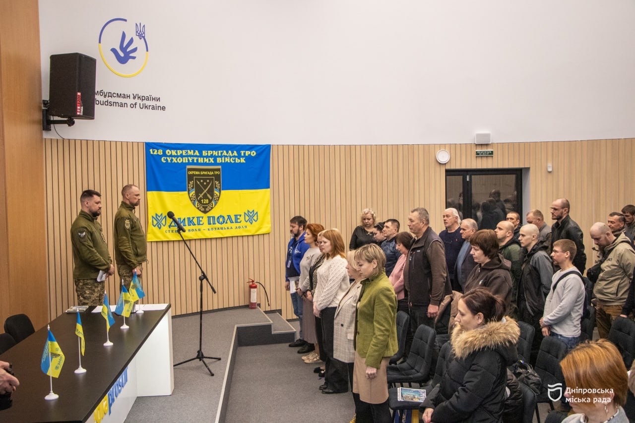 Працевлаштування, медичне забезпечення, психологічна підтримка та пільги. У Дніпрі відбувся круглий стіл для ветеранів