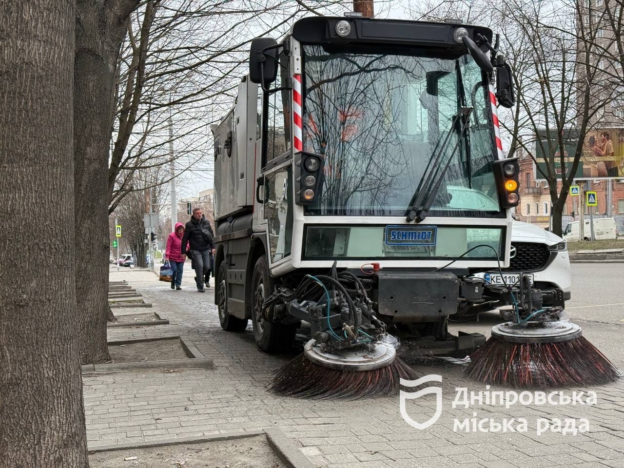 Для комфорту містян: у Дніпрі стартувало масштабне очищення доріг і тротуарів після зими