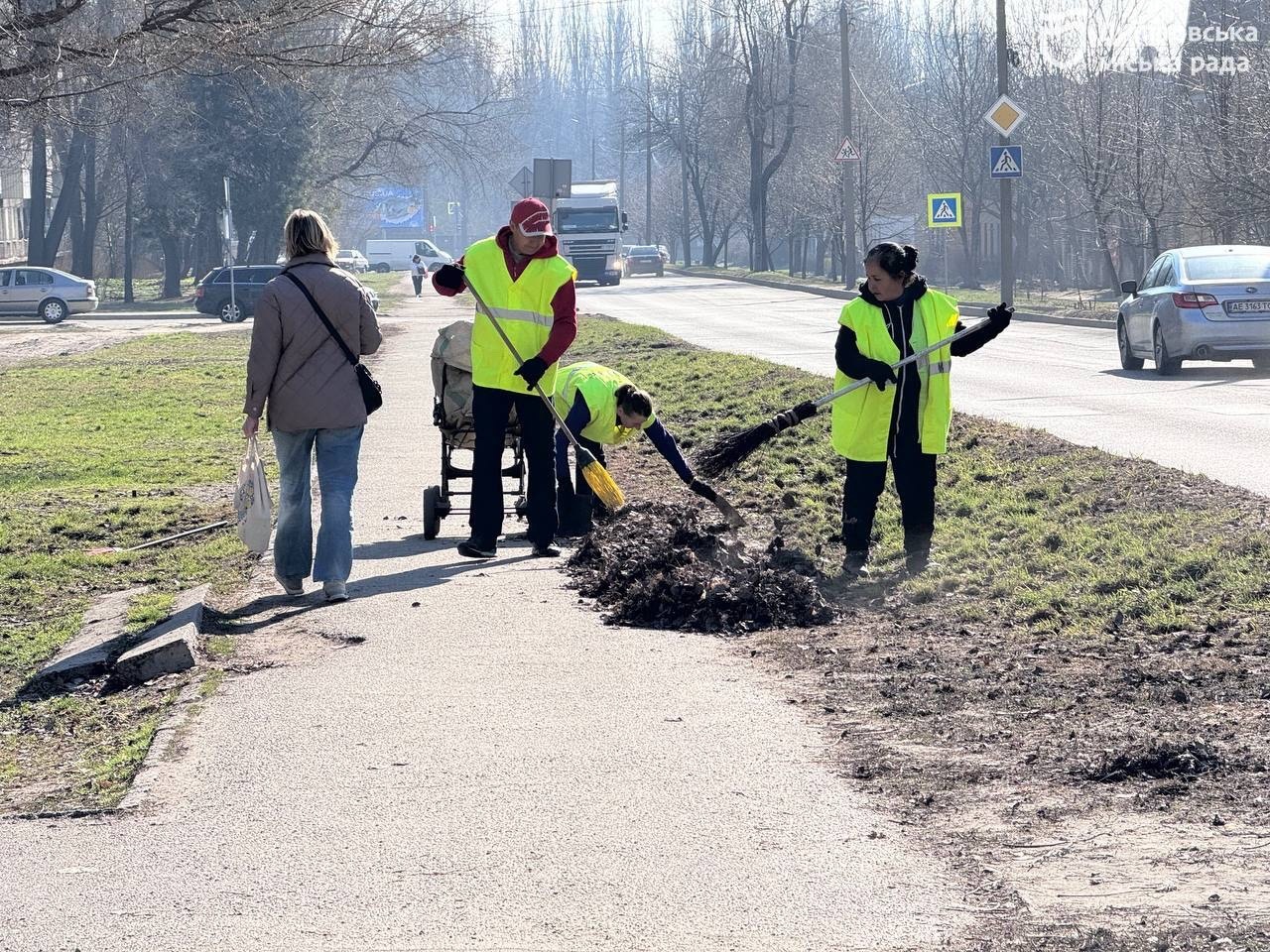 Чистий Дніпро: більше тисячі двірників щодня прибирають вулиці міста