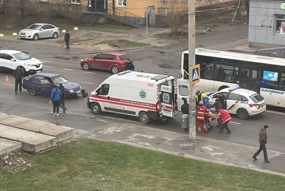 У Дніпрі збили вагітну жінку разом із двома дітьми: в якому вони стані наразі