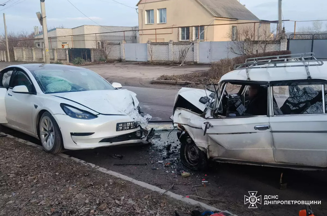 У Кам’янському зіткнулися Tesla та ВАЗ: водія вирізали рятувальники