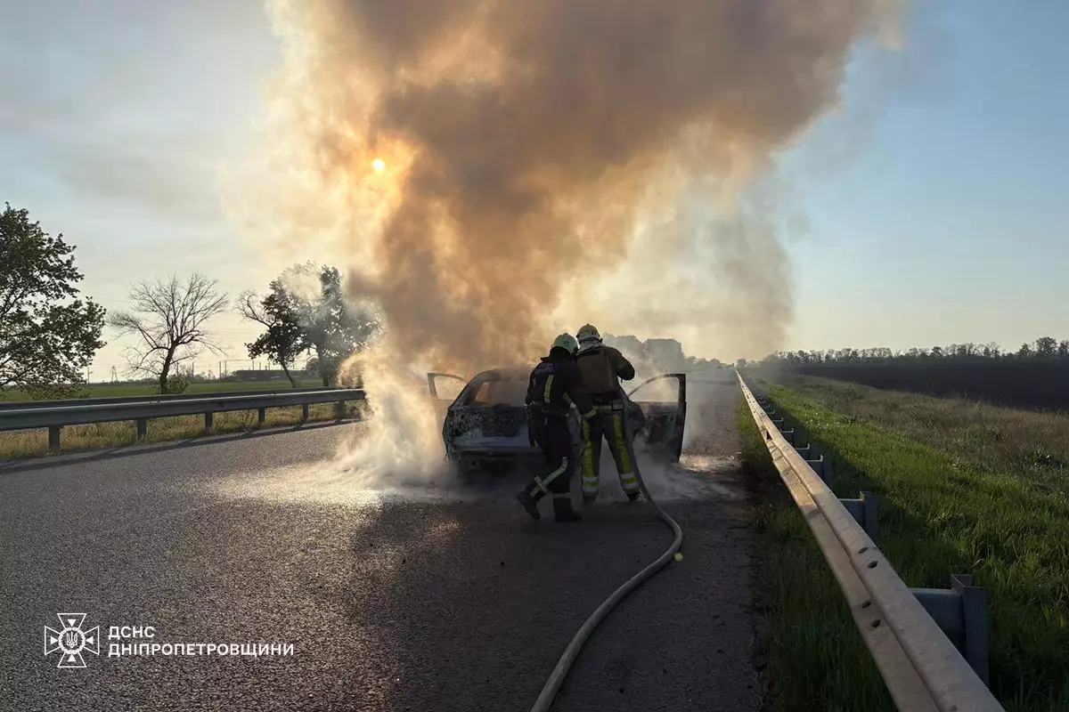 На трасі у Павлоградському районі під час руху спалахнула автівка