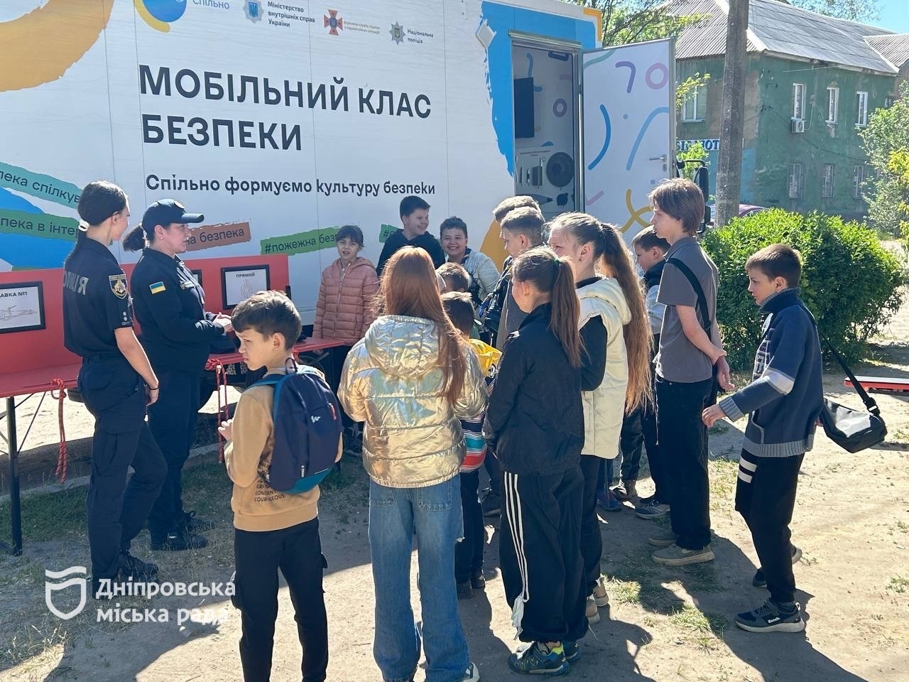 Як діяти під час пожежі, мінної загрози та евакуації: у Дніпрі ДСНС та поліція навчали дітей навичок, які рятують життя