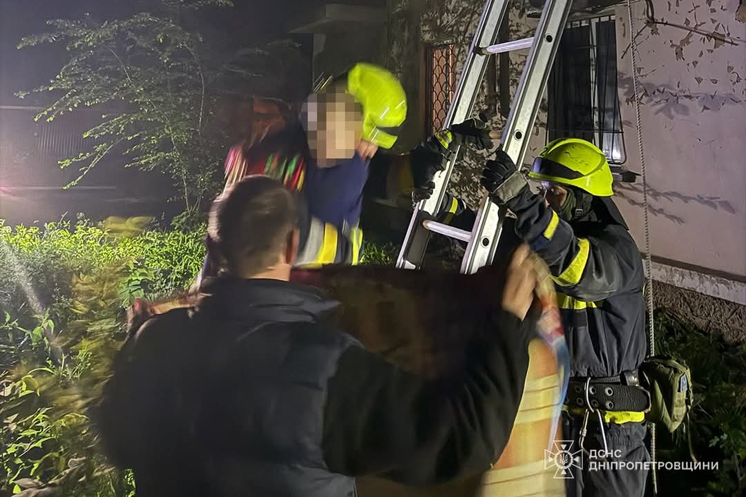 Вночі в Дніпрі на пожежі врятували дитину