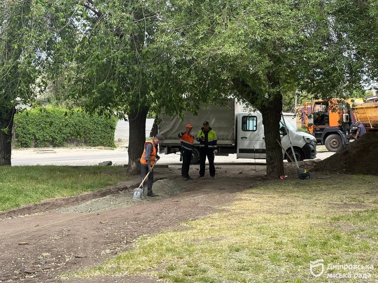 Місто без окраїн: у Дніпрі щодня прибирають сквери та парки у віддалених районах міста