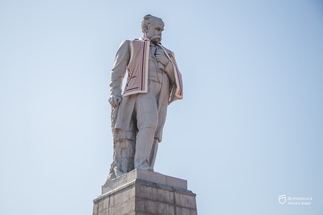 Дніпро відзначає День вишиванки. Шевченко — у кептарі-рекордсмені, Поль — в адаптивній вишиванці